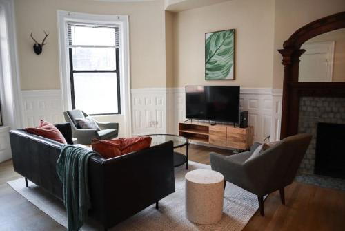 Fenway–Kenmore Apartment | Lovely Fenway 1br in Historic Boston Building