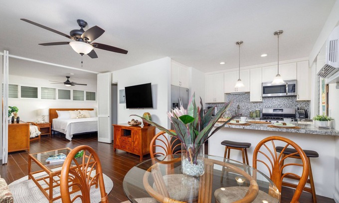 Historic Kailua Village Condo | 🌴Lovely garden unit with partial ocean view from the lanai. Well equipped🌴