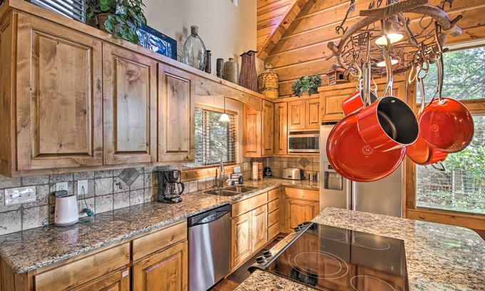 Lost Bridge Village Cabin | Lovely Garfield Cabin w/Direct Beaver Lake Access