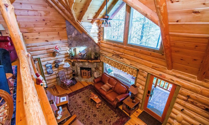 Suches Cabin | Lovely Genuine Log Cabin overlooking the Toccoa River nestled in the N GA Mtns
