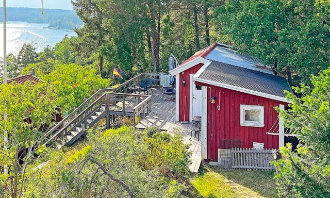 Tyreso O Ski Chalet | Lovely hillside cottage with sea views near Stockholm med internet