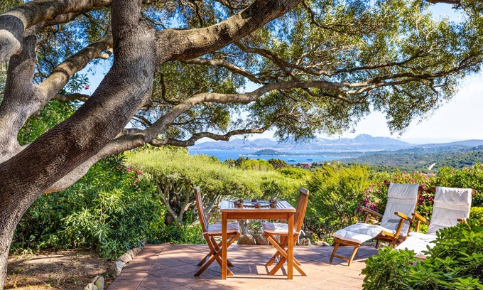 Abbiadori House | Lovely Holiday Home “La Casa Degli Ulivi” with Sea View, Mountain View, Wi-Fi, Terraces & Garden