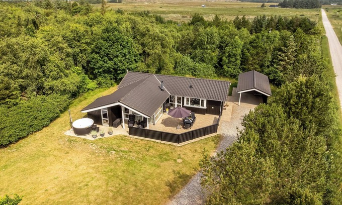 Rødhus House | Lovely holiday home with wilderness bath and space for 8 people.
