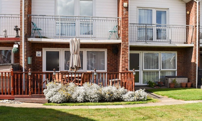 Corton Cottage | Lovely holiday park, properties are brick-built.