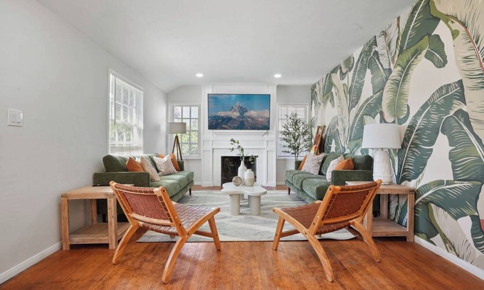 Riverside Rancho House | Lovely Home in Heart of Burbank - Universal Studio