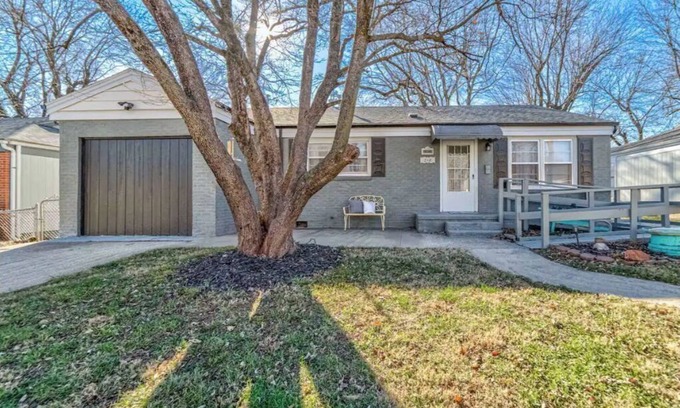 Springfield House | Lovely Home in the Heart of Spfd!