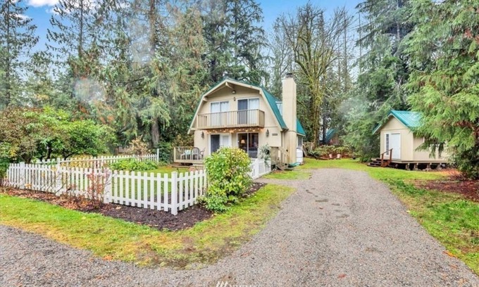 Baring Cabin | Lovely Home Private Hot Tub Fireplace WI-FI King Bed Hiking Fishing Ski resorts