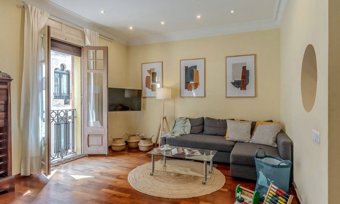 la Vila de Gracia Apartment | Lovely home steps to the iconic Paseo de Gracia!