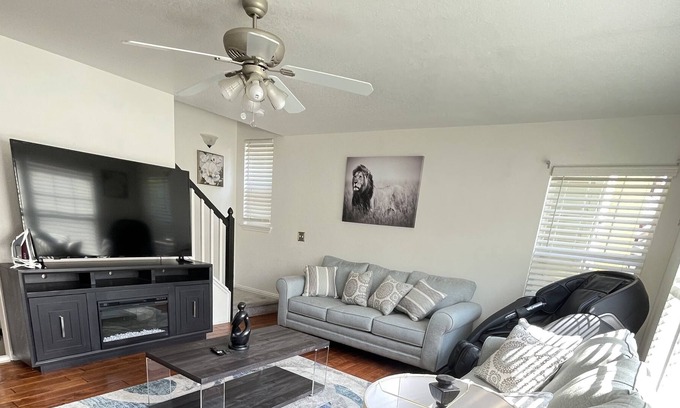 Henderson House | *Lovely Home* w/ Welcoming Kitchen | Message Chair