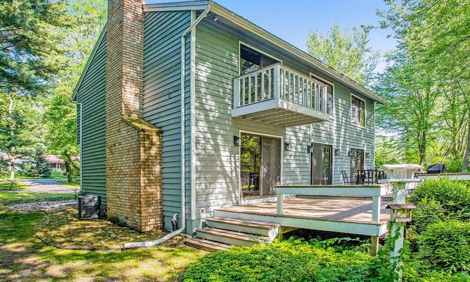 Stevensville House | Lovely home with firepit, W/D, fast WiFi, & huge dog-friendly yard
