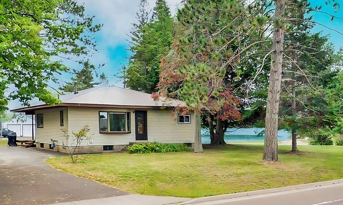 Mercer House | Lovely home with Mercer Lake view, patio, full kitchen, on trail 17