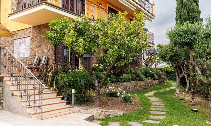 Borghetto Santo Spirito Villa | Lovely apartment in villa for 5 people with pool, A/C, WIFI, terrace, pets allowed and parking