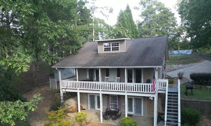 Leesburg House | Lovely Lake House on Beautiful Weiss Lake