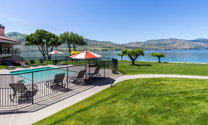 Chelan Condo | Lovely Lakefront Condo with Shared Pool, Hot Tub, Dock, & Tennis Courts