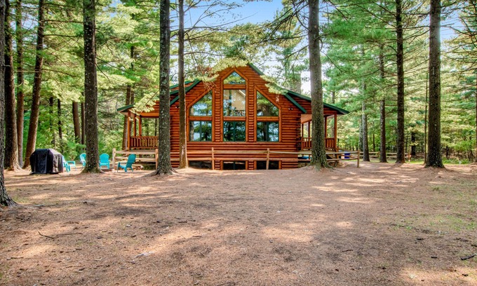 Friendship House | Lovely lakefront home with fireplace, game room, kayaks, & washer/dryer-dogs ok