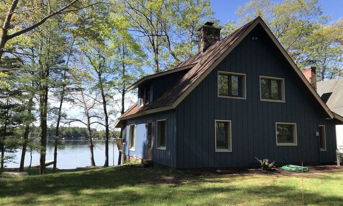 Lake House | Lovely lakefront log cabin on Eight Point Lake. Relax or have fun in the lake!