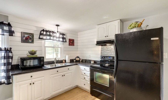 Leicester House | Lovely Leicester Home w/ Stunning Mountain Views!