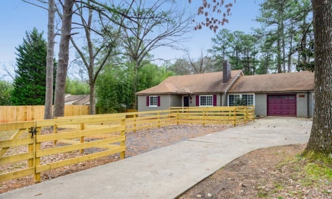 East Atlanta Other | Lovely Llama-Stay Farm Cottage