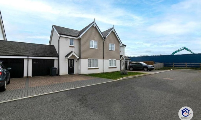 Waltham Cross House | Lovely manor grove home