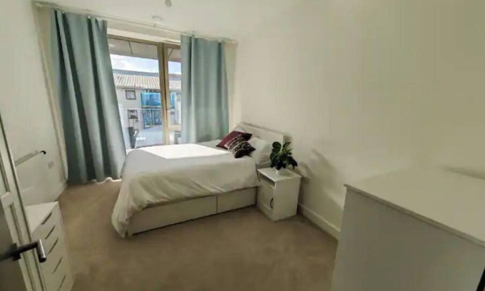 Poplar Condo | Lovely & Modern 2 bed very close to Canary Wharf