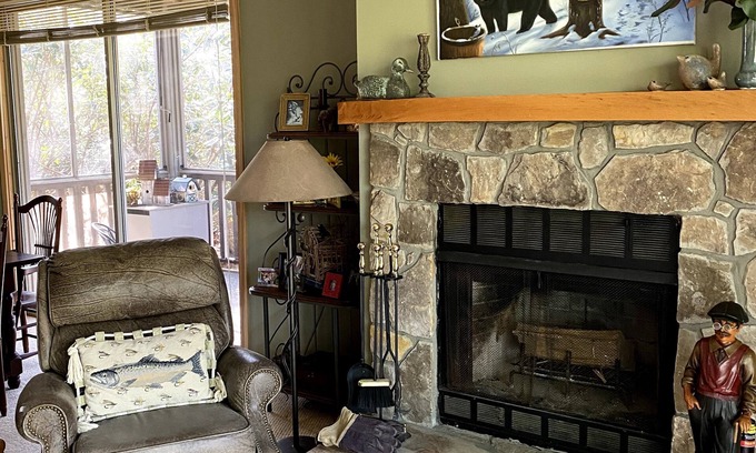 Highlands Falls Condo | Lovely mountain condo located only 1.3 miles from downtown Highlands