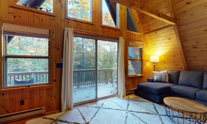 Jay House | Lovely Mountain Getaway for 6 in Ausable Acres