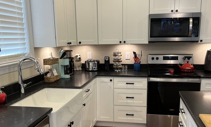 Cleveland House | LOVELY NEW - OPEN FLOORPLAN TOWNHOME - UP TO 4 GUESTS