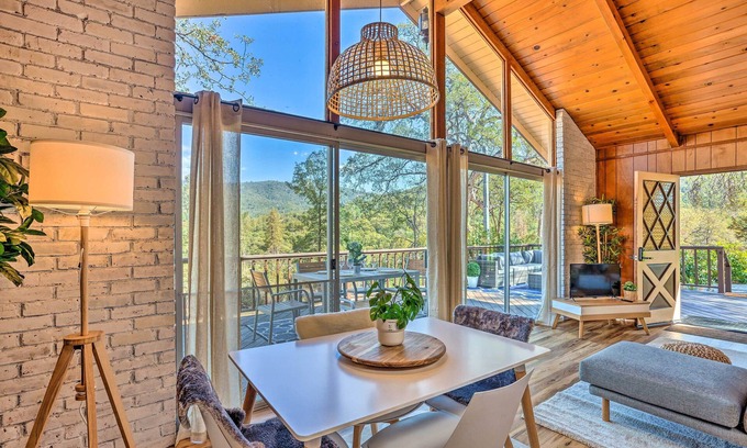 Yosemite Forks Cabin | Lovely Oakhurst Cabin w/Deck & Mtn Views!