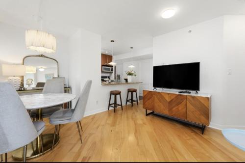 Crosstown Apartment | Lovely One-Bedroom Apartment with Pool, Hot Tub, and Gym in the Heart of Downtown, skytrain 3min away