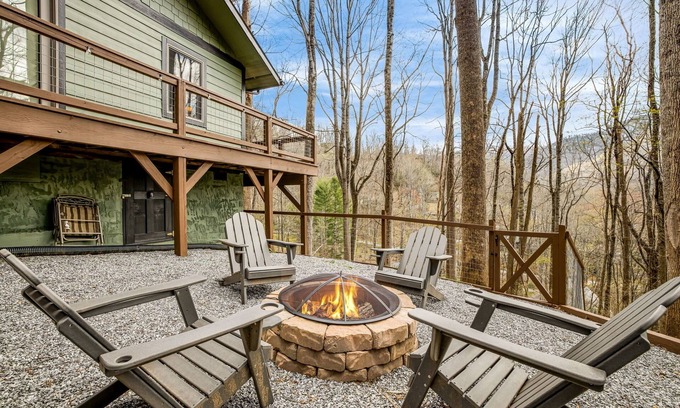 Maggie Valley Cabin | Lovely, one-story cabin in a serene mountain country club - golf, fish, and ski