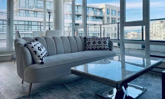 Richmond City Centre Apartment | Lovely penthouse next to Richmond Centre