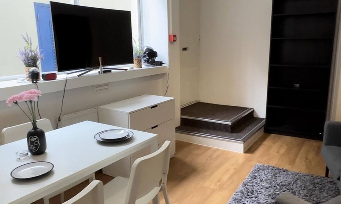 City of Westminster Apartment | Lovely Private Room In Historic Bond Street.EnSuite and covered Private Entrance