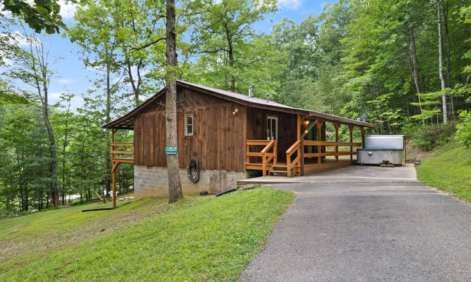 Rogers Cabin | Lovely, Quaint, Hot Tub Cabin, fiber optic Wi-Fi, on pond with fabulous view!