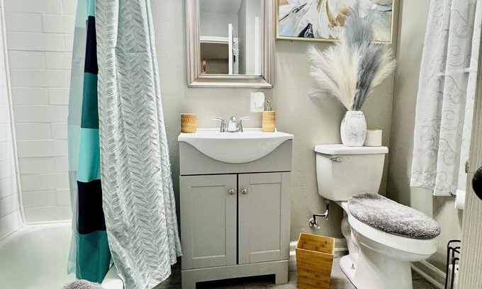 Mid City North House | Lovely Remodeled one bedroom Apartment with free parking