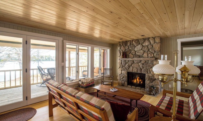 Belmont Cottage | Lovely Renovated Lakeside Cottage