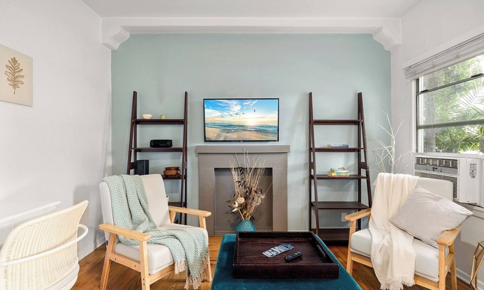 Northeast Apartment | Lovely Santa Monica Chic 1BR Private W/D & Free Street Parking