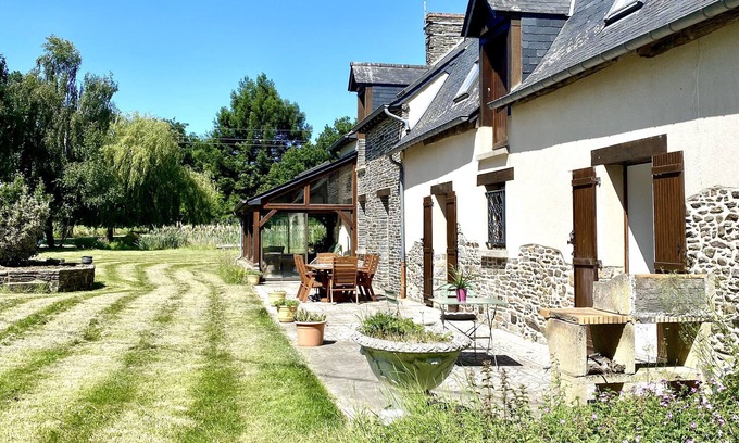 Noyal-sur-Vilaine Apartment | Lovely self-contained studio in country gite