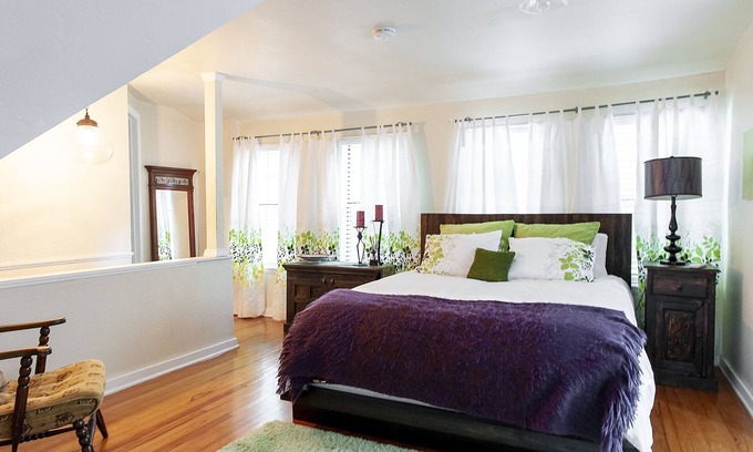 Norman House | Lovely Sooner Cottage 4 Blocks To OU. Sleeps 7
