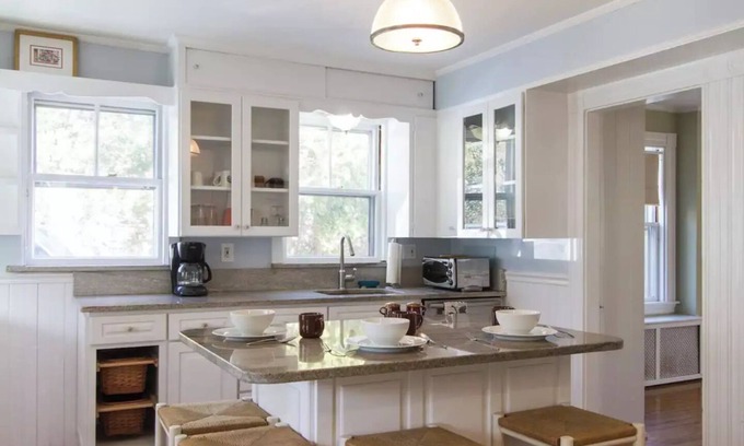Centerville House | Lovely, Spacious Cottage near Craigville beach