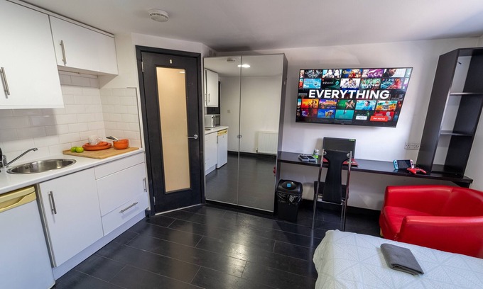 Selly Oak Apartment | Lovely studio close to University of Birmingham!