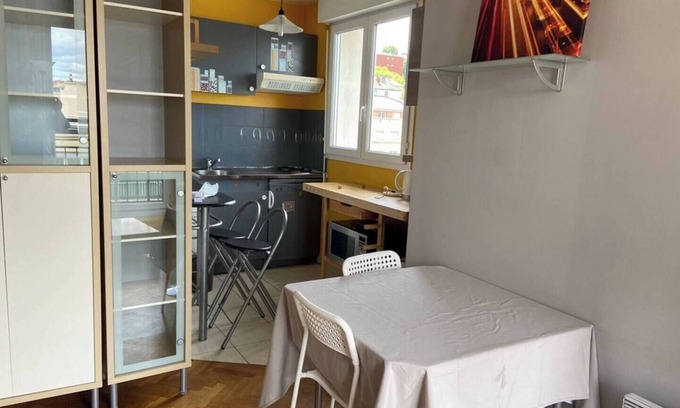 Issy-les-Moulineaux Apartment | Lovely studio overlooking Paris Eiffel Tower