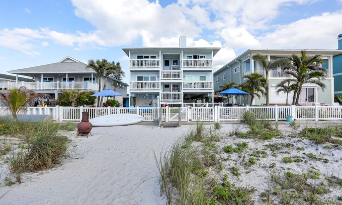 Indian Rocks Beach Condo | Lovely Three Bedroom Beachfront Condo, Heated Pool, Wifi, Cable, Jacuzzi