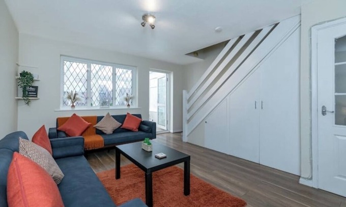 Hillingdon House | Lovely Two Bed at Tanglewood