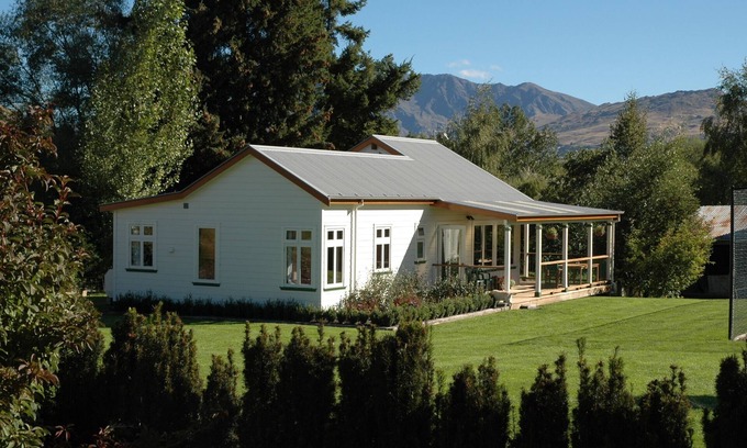 Speargrass Flat Cottage | Lovely Two-Bedroom Cottage below Coronet Peak