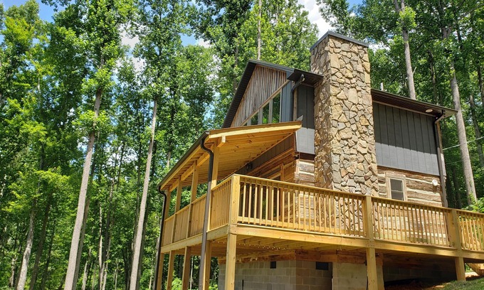 Gatlinburg - Pigeon Forge Cabin | LOVER'S LOFT - PRIVATE ANTIQUE LOG CABIN BETWEEN GBURG & PF WITH GREAT VIEWS!