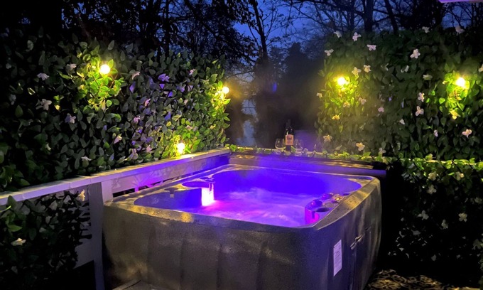 Colonial Beach House | Lovers' Lake View Oasis . Hot Tub, Wineries, Beach
