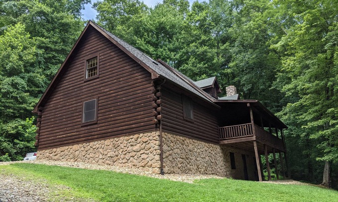 Logan Cabin | Lovie's Hillside Lodge nestled into 5 wooded acres