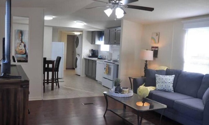 Lebanon House | Low Rent Rendezvous