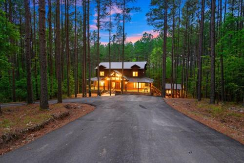 Broken Bow House | Low Rider Lodge - Backs to Pine Forest and ATV Trail Access from Driveway