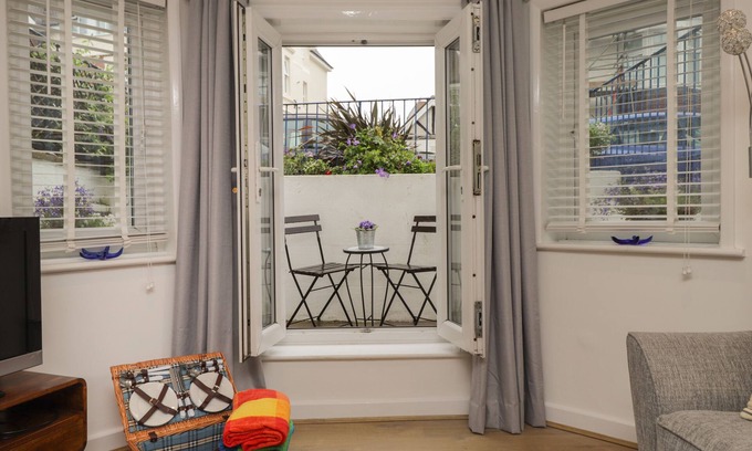 Bexhill-on-Sea Cottage | LOWER DECK, romantic, country holiday cottage in Bexhill-On-Sea